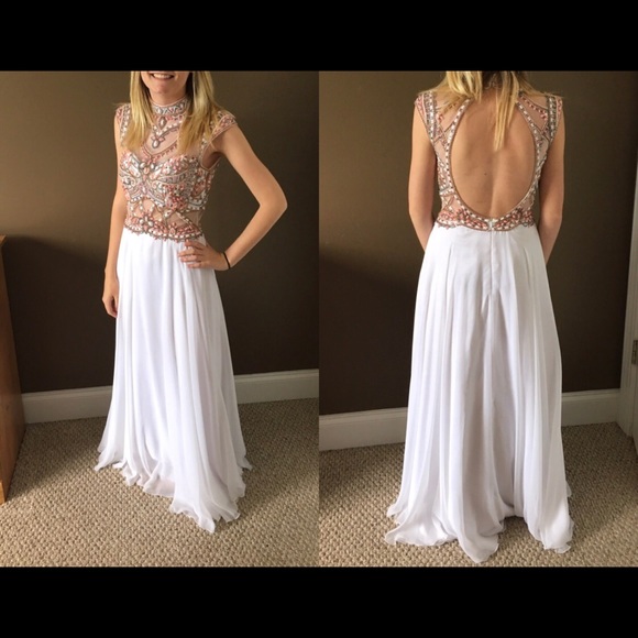 White Formal/Prom Dress. Size 2 fits like 0
